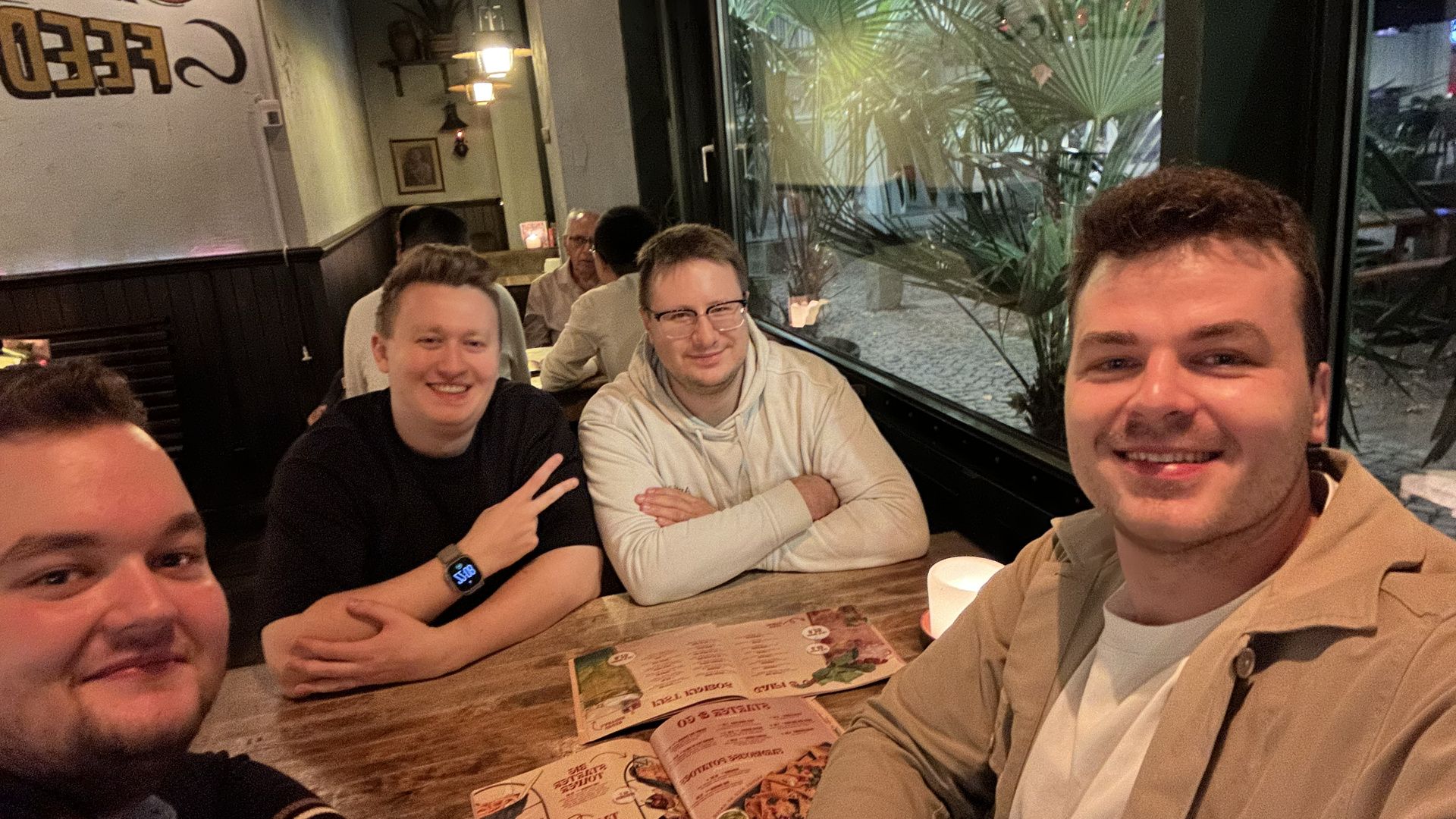 Timmi, Marc, Leon und ich nach einem langen Arbeitstag.