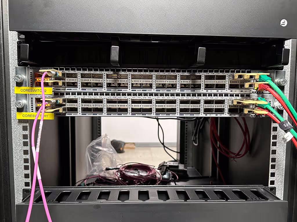 Coreswitches im Netzwerkrack während des Aufbaus