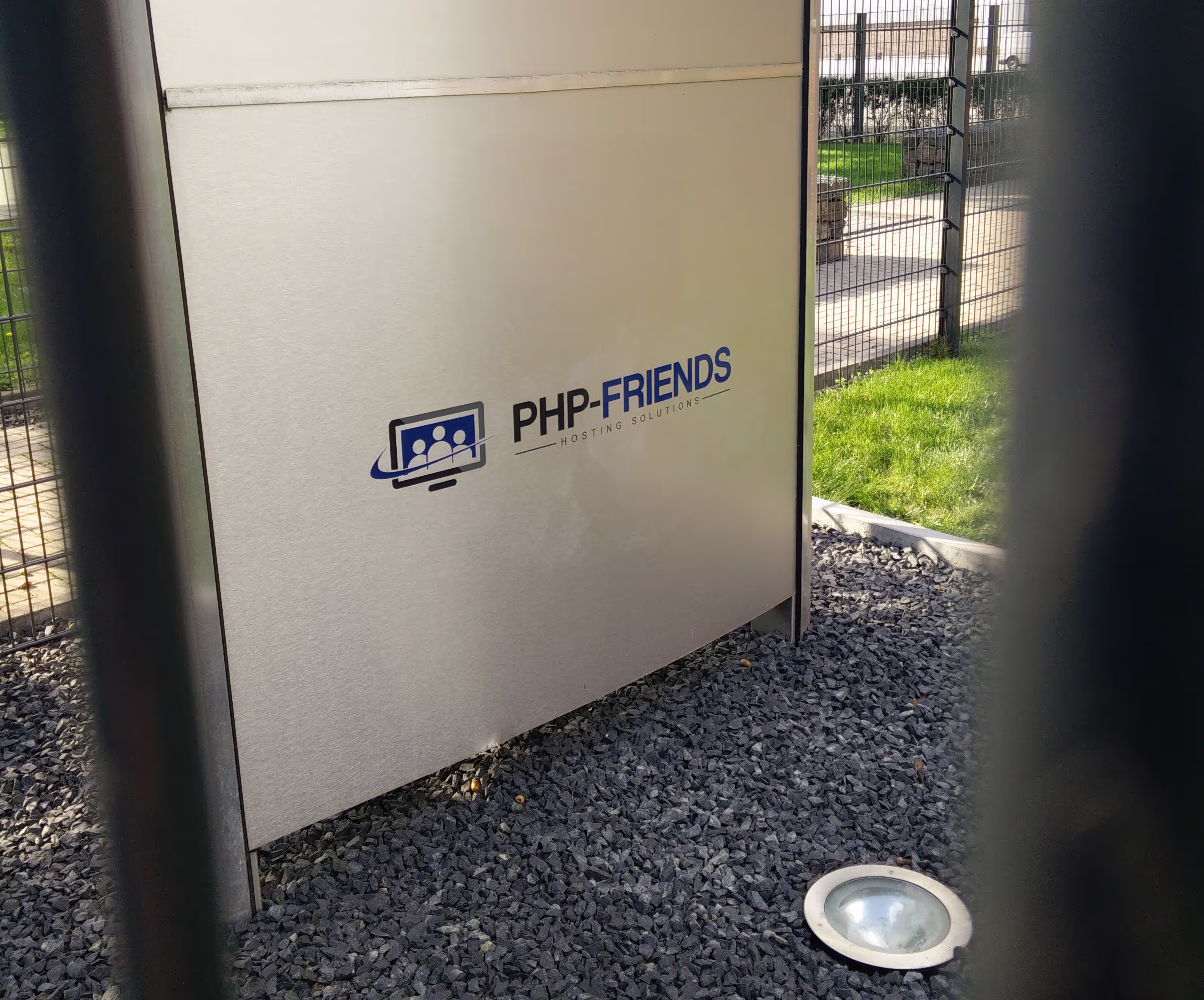 Ausschilderung zum ersten Büro