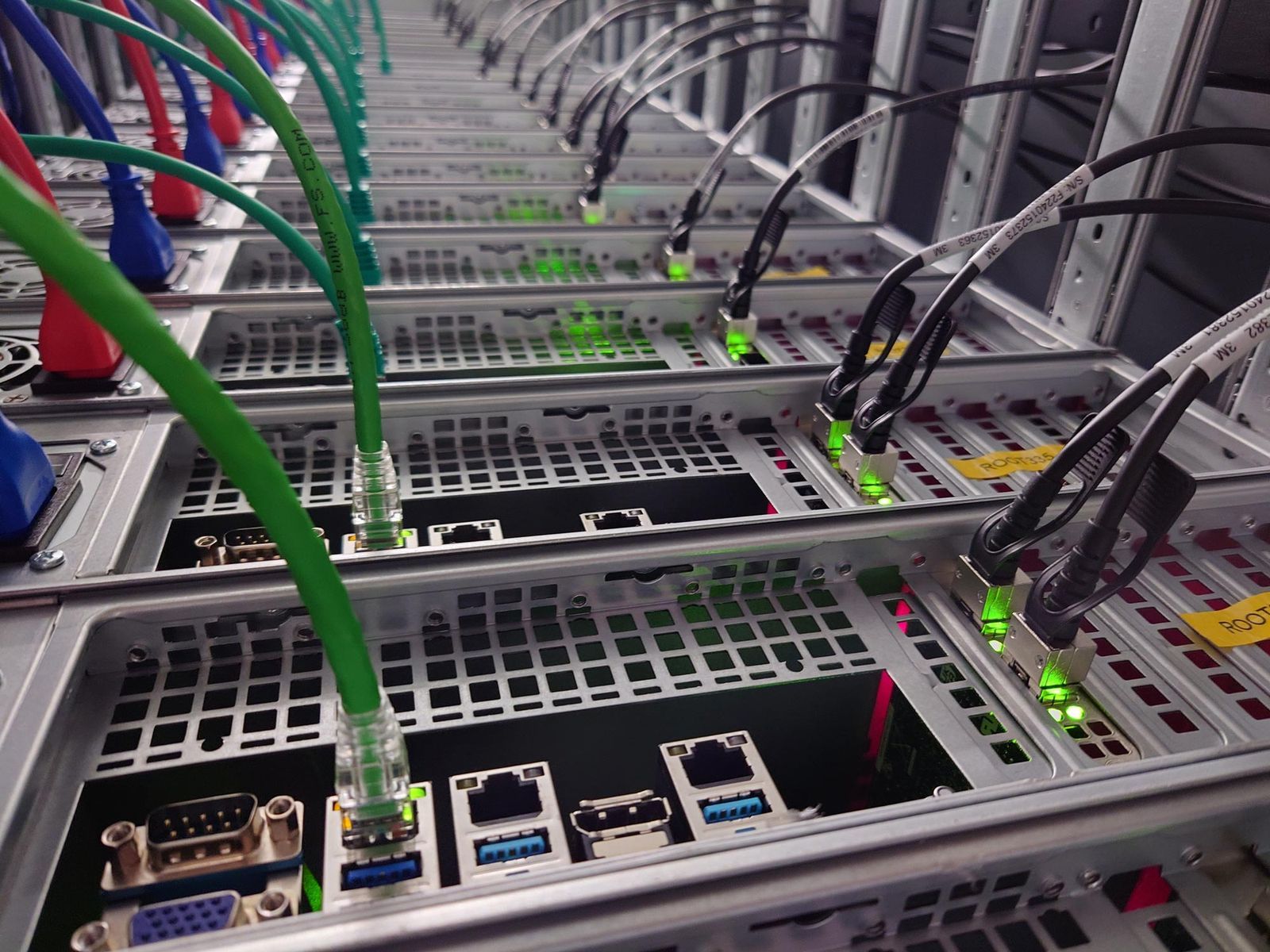 Verkabelte Server in einem Rechenzentrum mit grünen Ethernet-Kabeln und leuchtenden grünen Statusanzeigen, die die Verbindung anzeigen